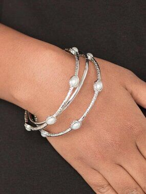 Paparazzi Jewelry Accessories - Bangle Belle - White Bracelet - Vintage